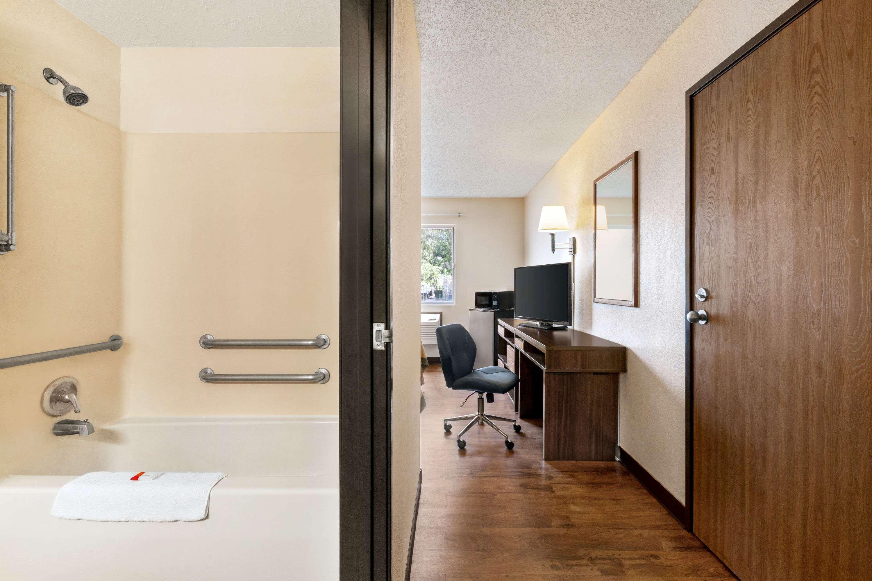 Super 8 By Wyndham Waco University Area Buitenkant foto